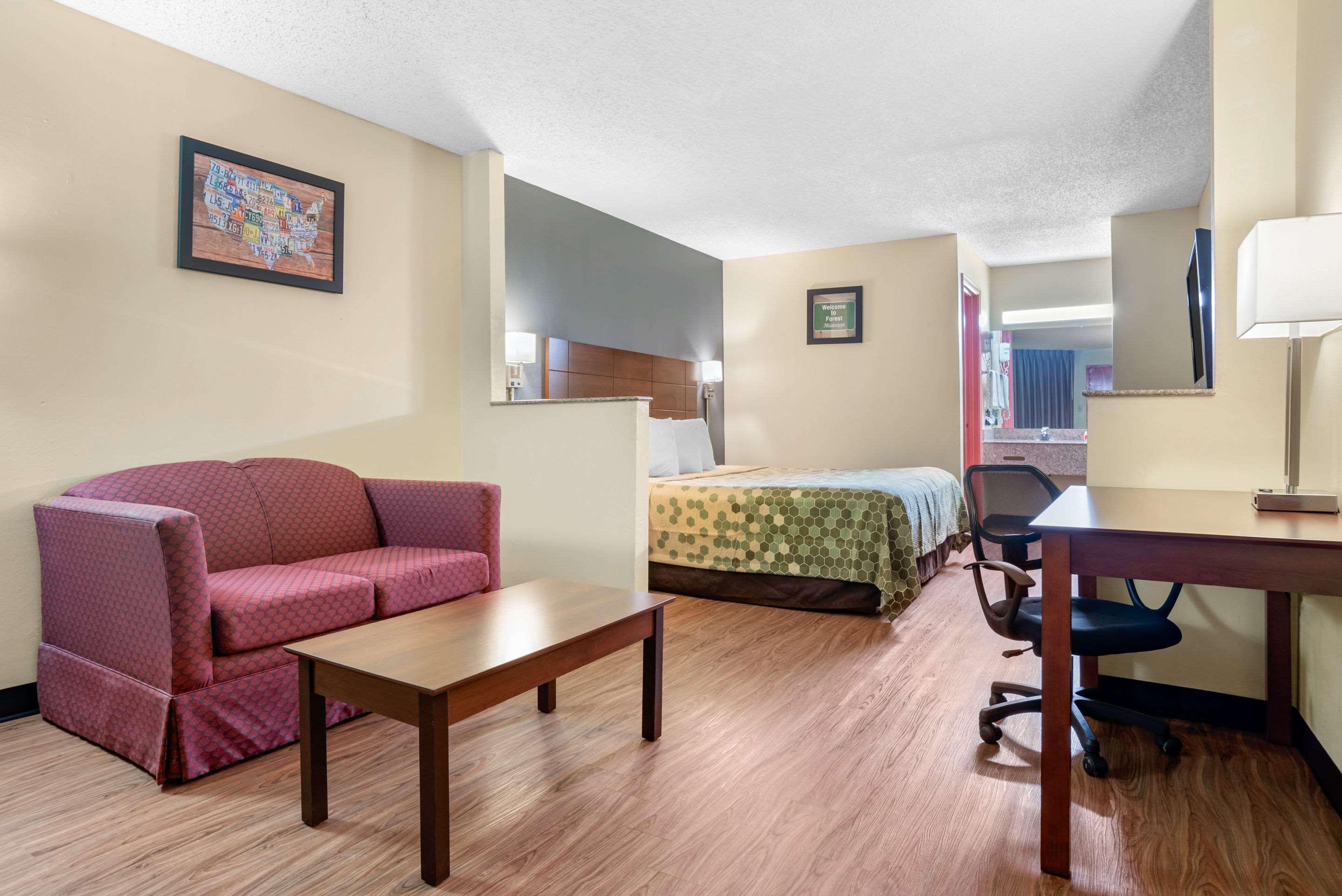 Econo Lodge Inn & Suites Forest Екстериор снимка
