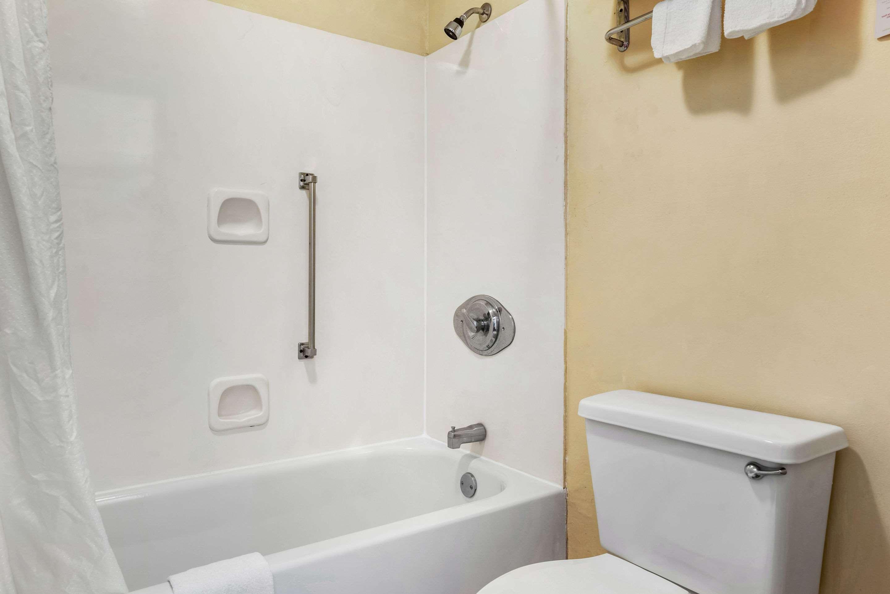 Econo Lodge Inn & Suites Forest Екстериор снимка