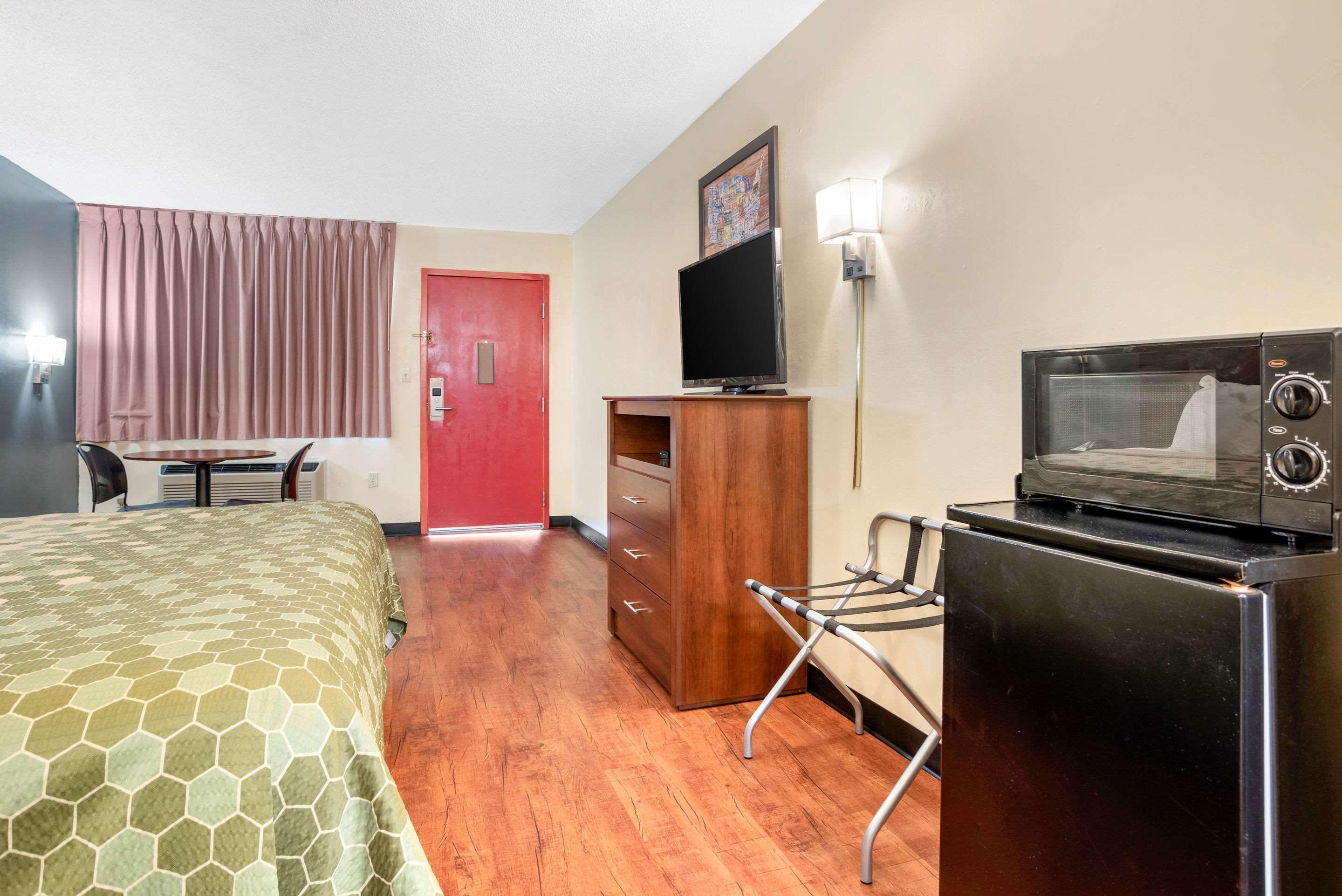 Econo Lodge Inn & Suites Forest Екстериор снимка