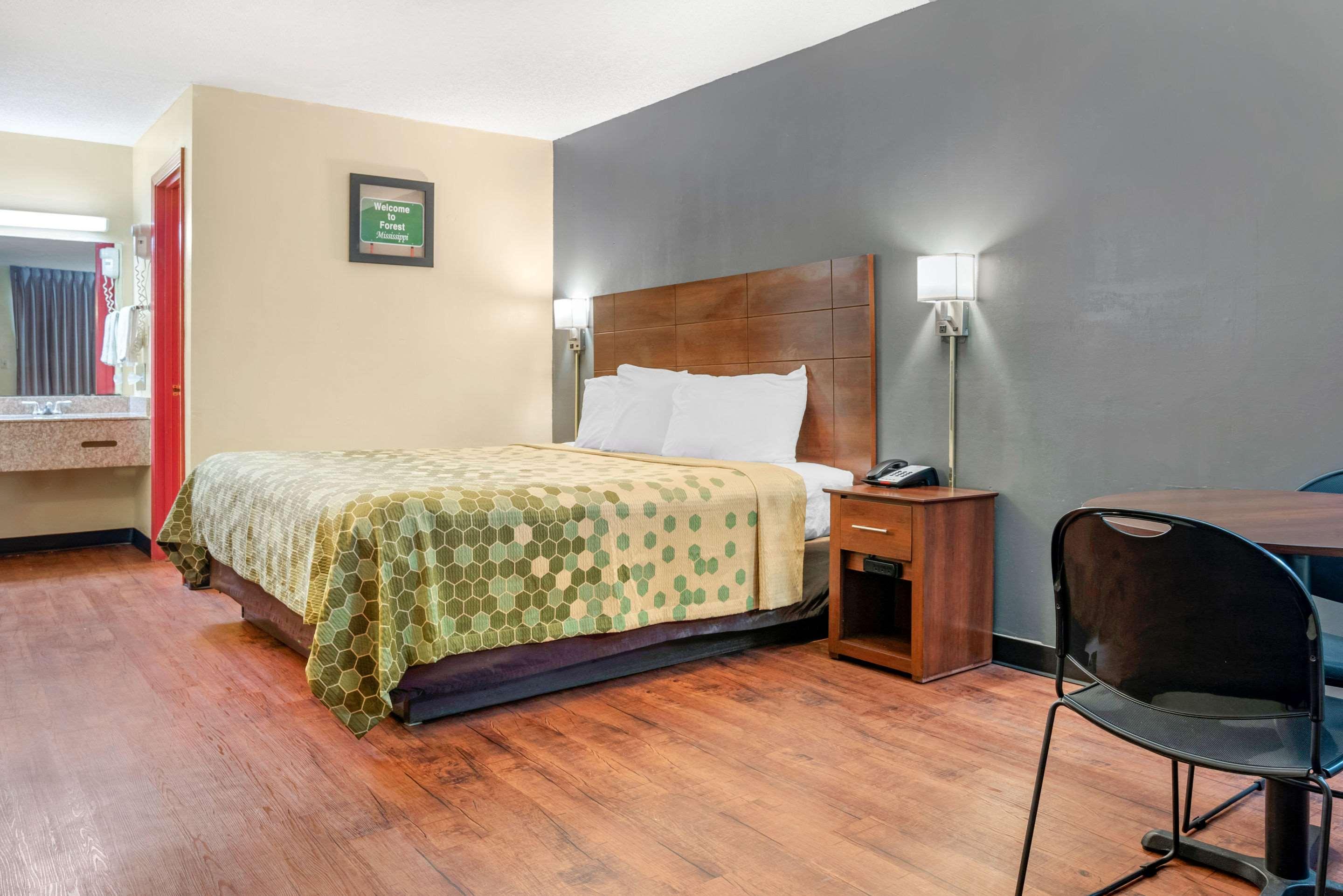 Econo Lodge Inn & Suites Forest Екстериор снимка