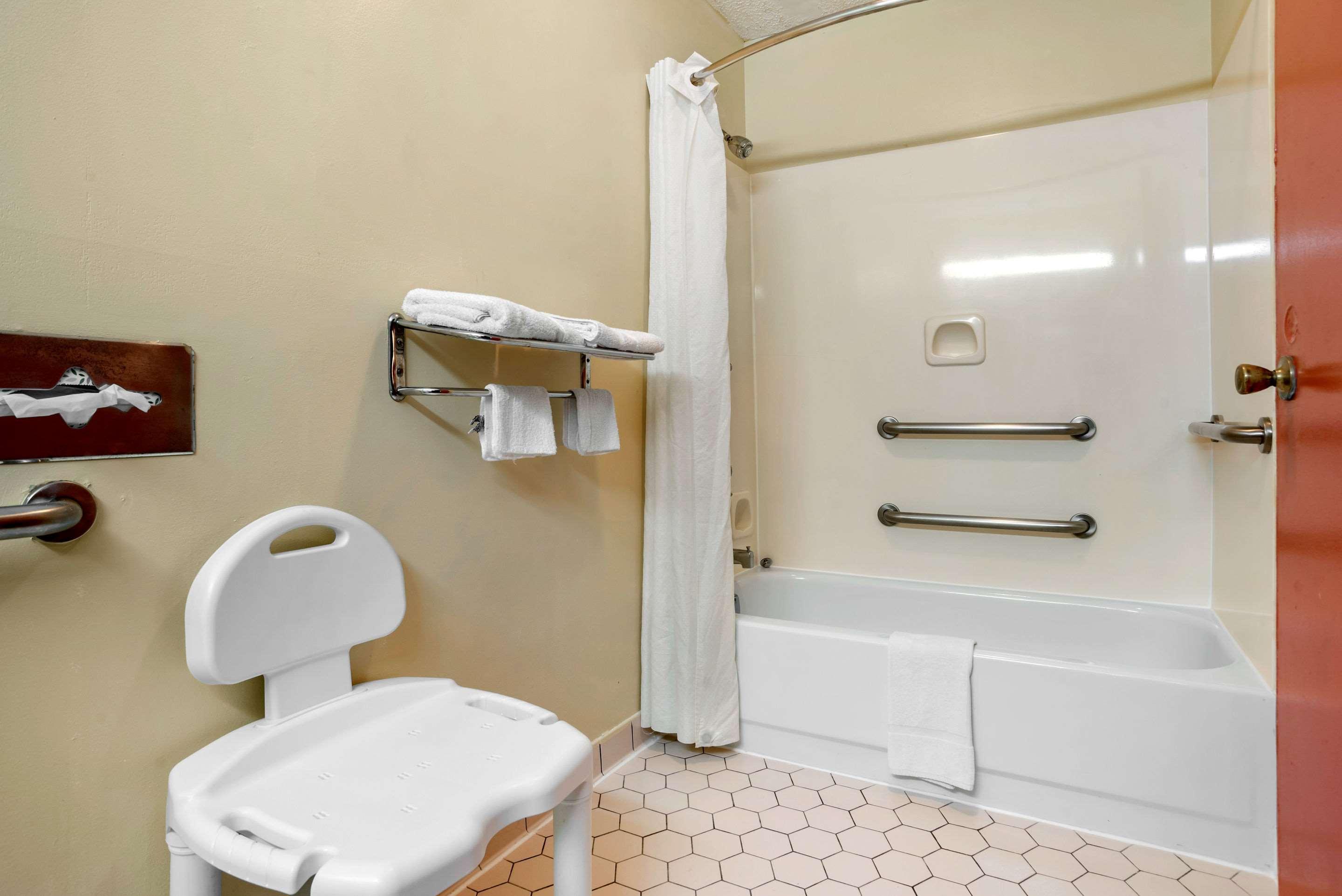 Econo Lodge Inn & Suites Forest Екстериор снимка