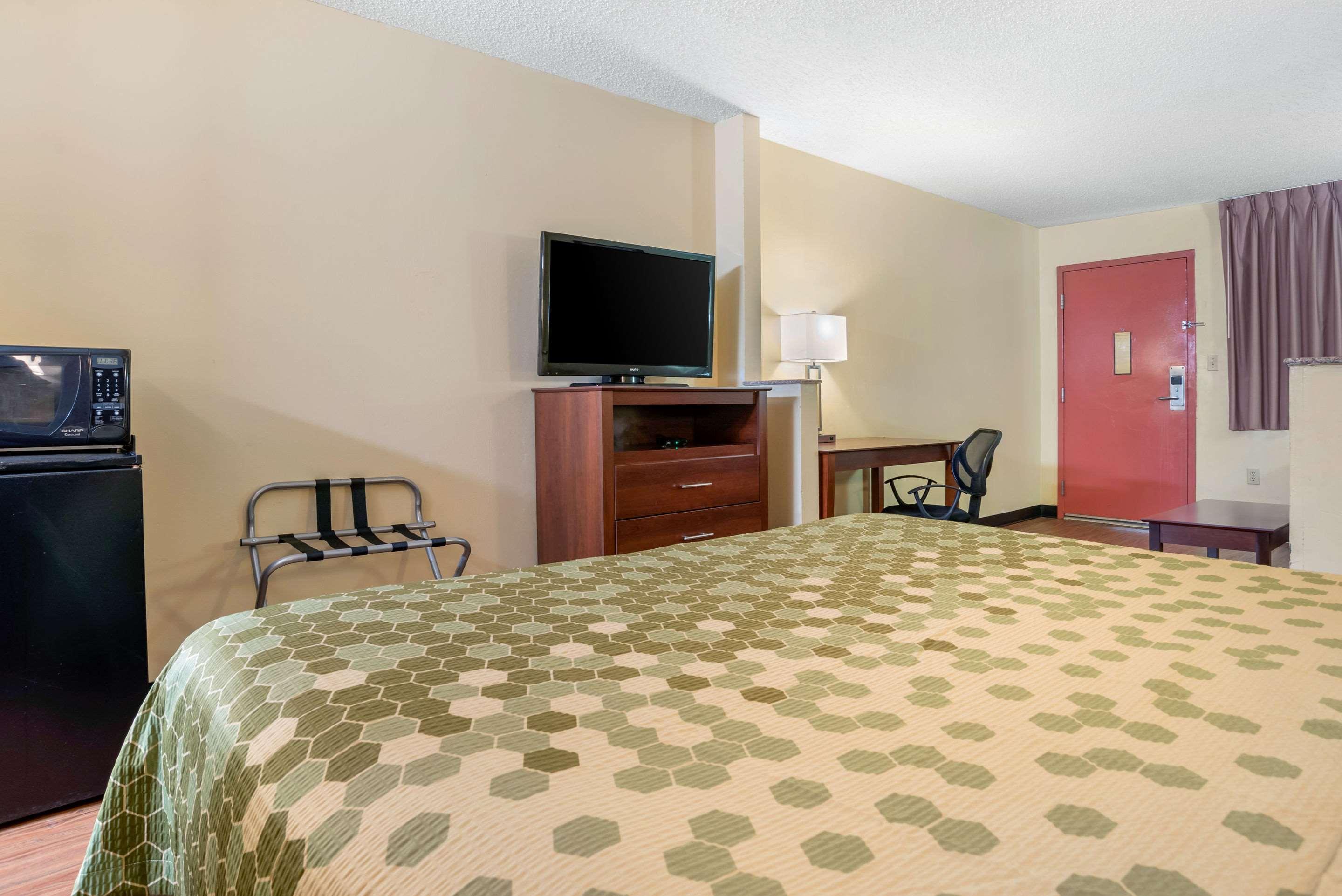 Econo Lodge Inn & Suites Forest Екстериор снимка