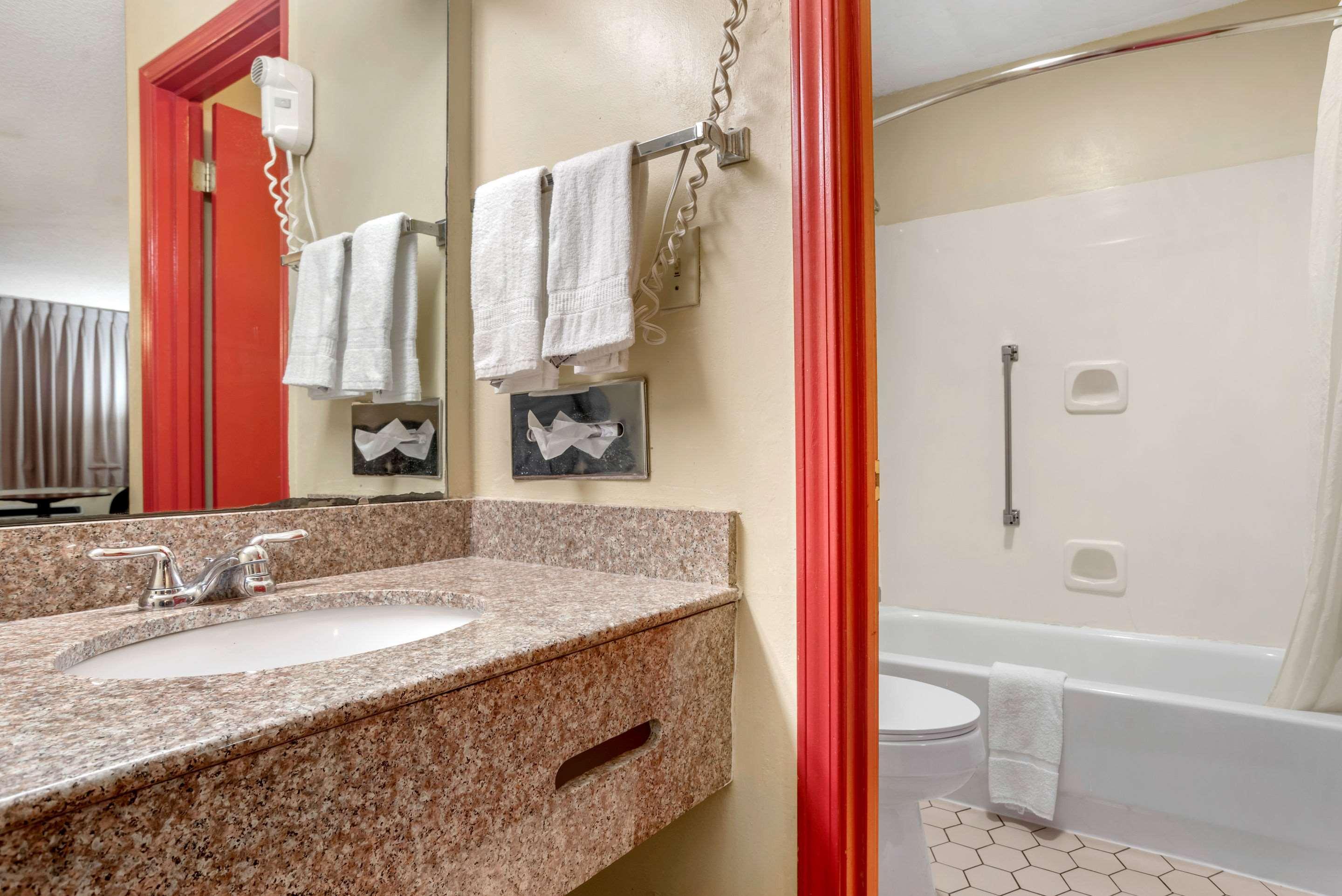 Econo Lodge Inn & Suites Forest Екстериор снимка