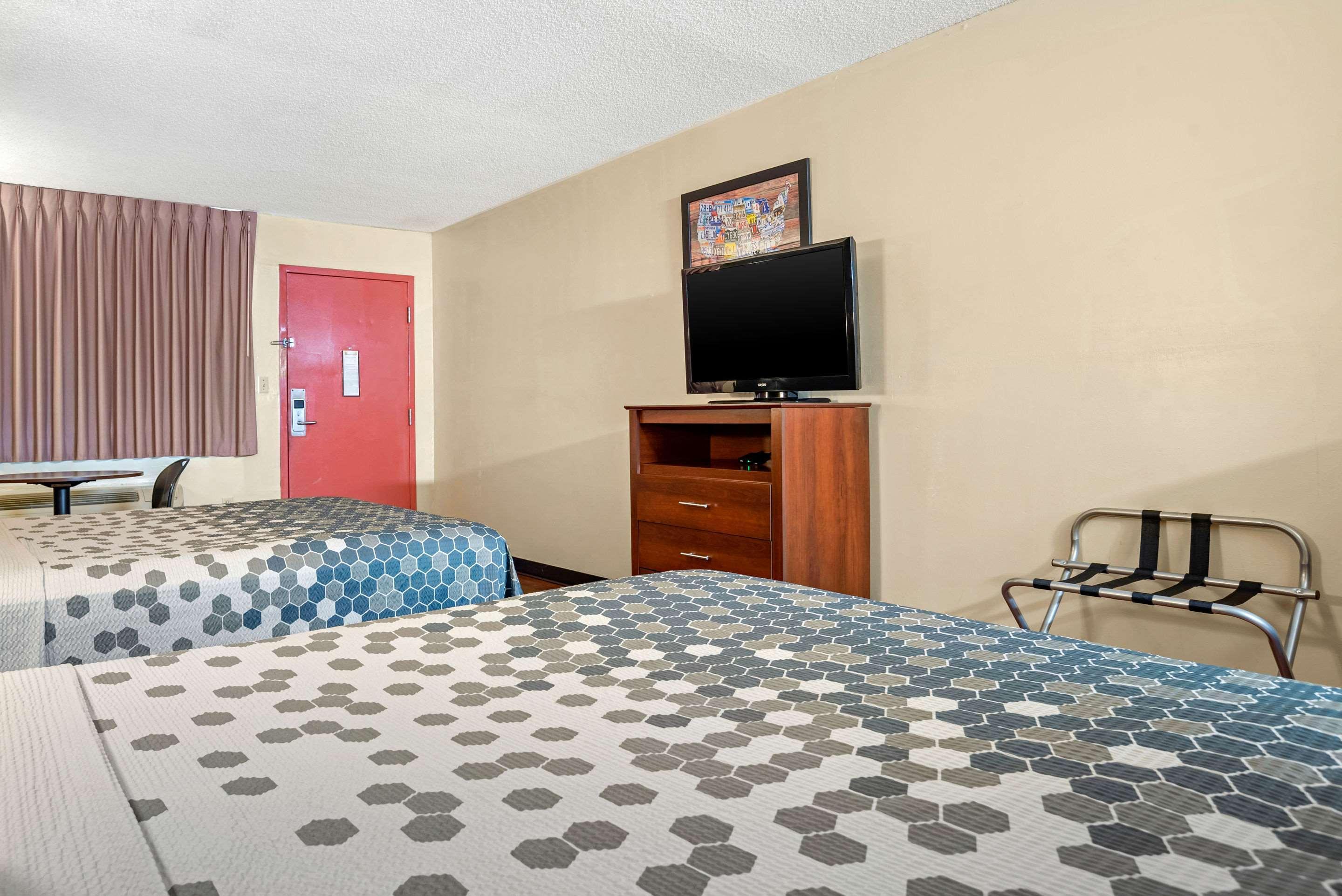 Econo Lodge Inn & Suites Forest Екстериор снимка