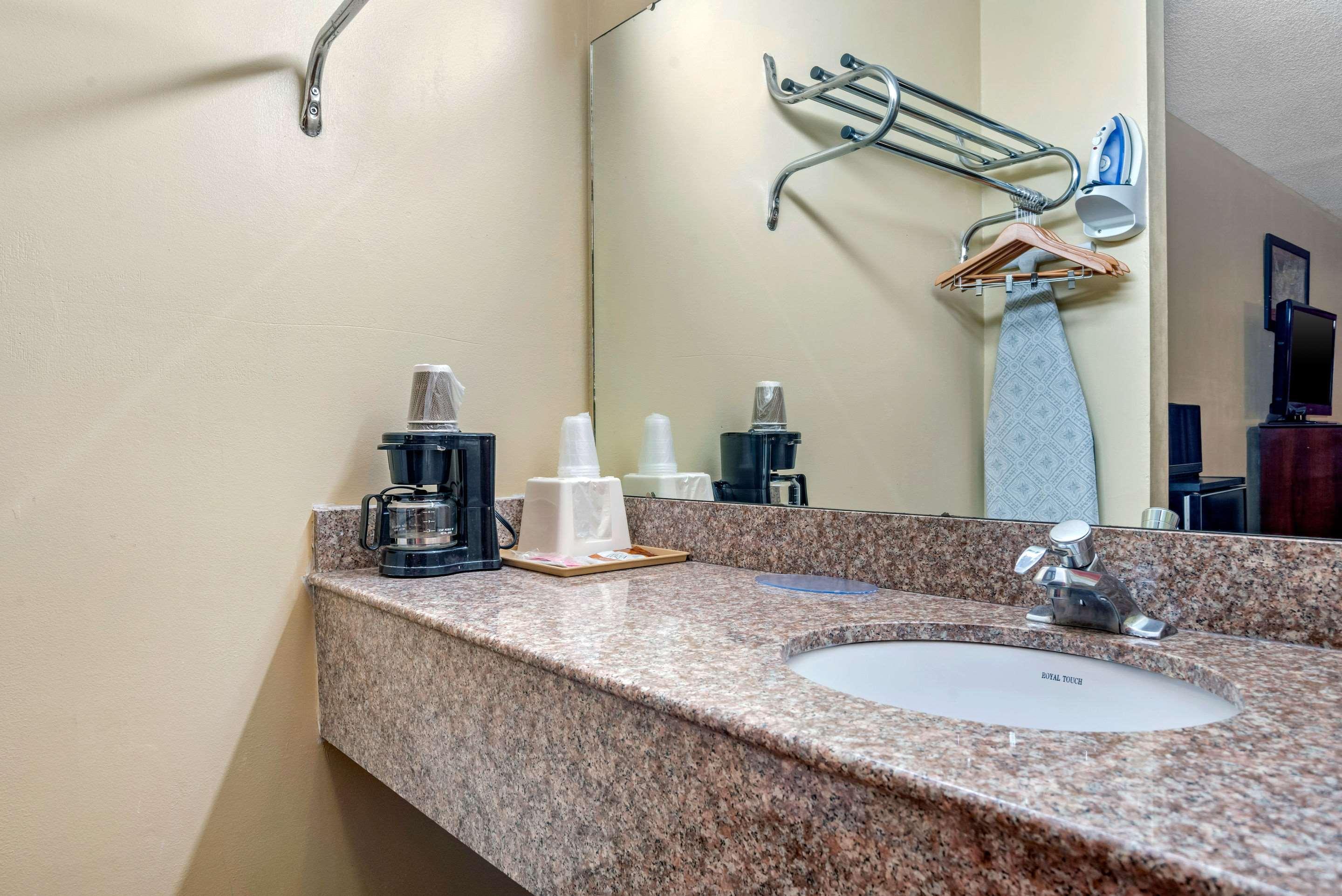 Econo Lodge Inn & Suites Forest Екстериор снимка