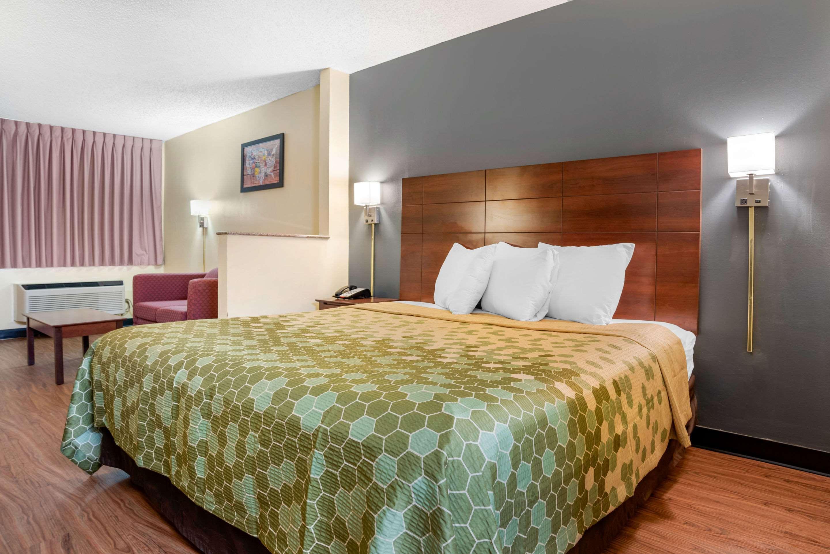 Econo Lodge Inn & Suites Forest Екстериор снимка