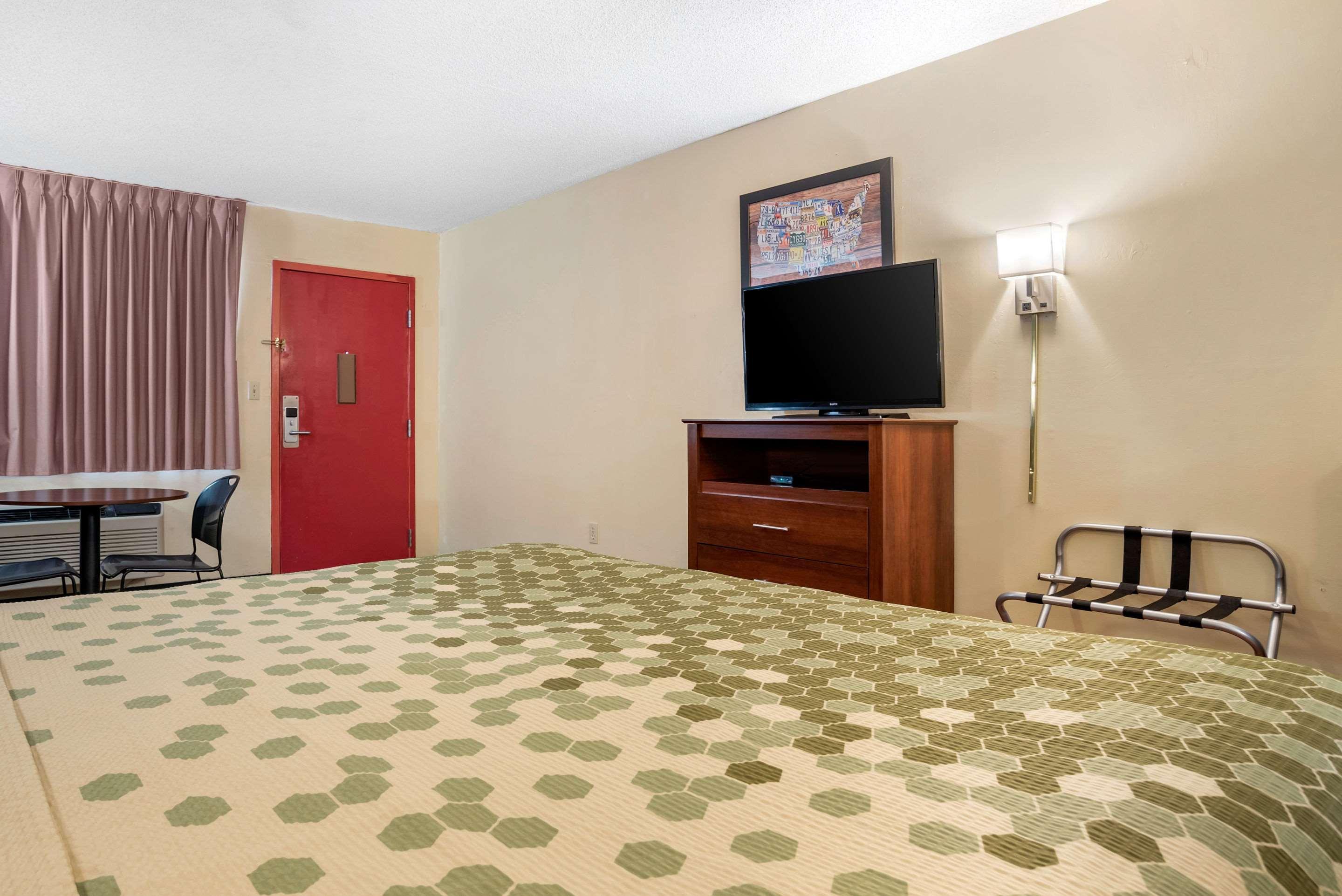 Econo Lodge Inn & Suites Forest Екстериор снимка