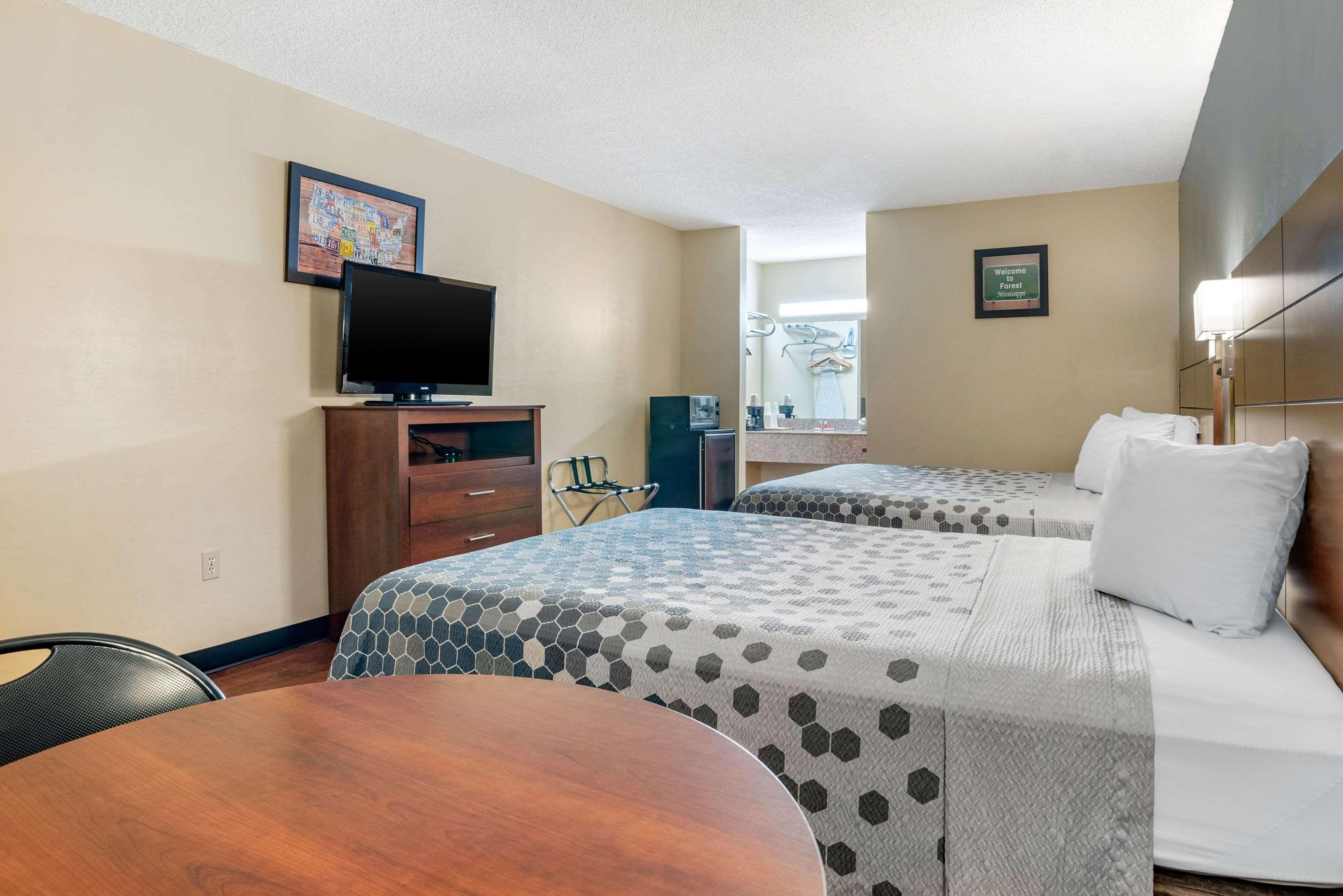 Econo Lodge Inn & Suites Forest Екстериор снимка