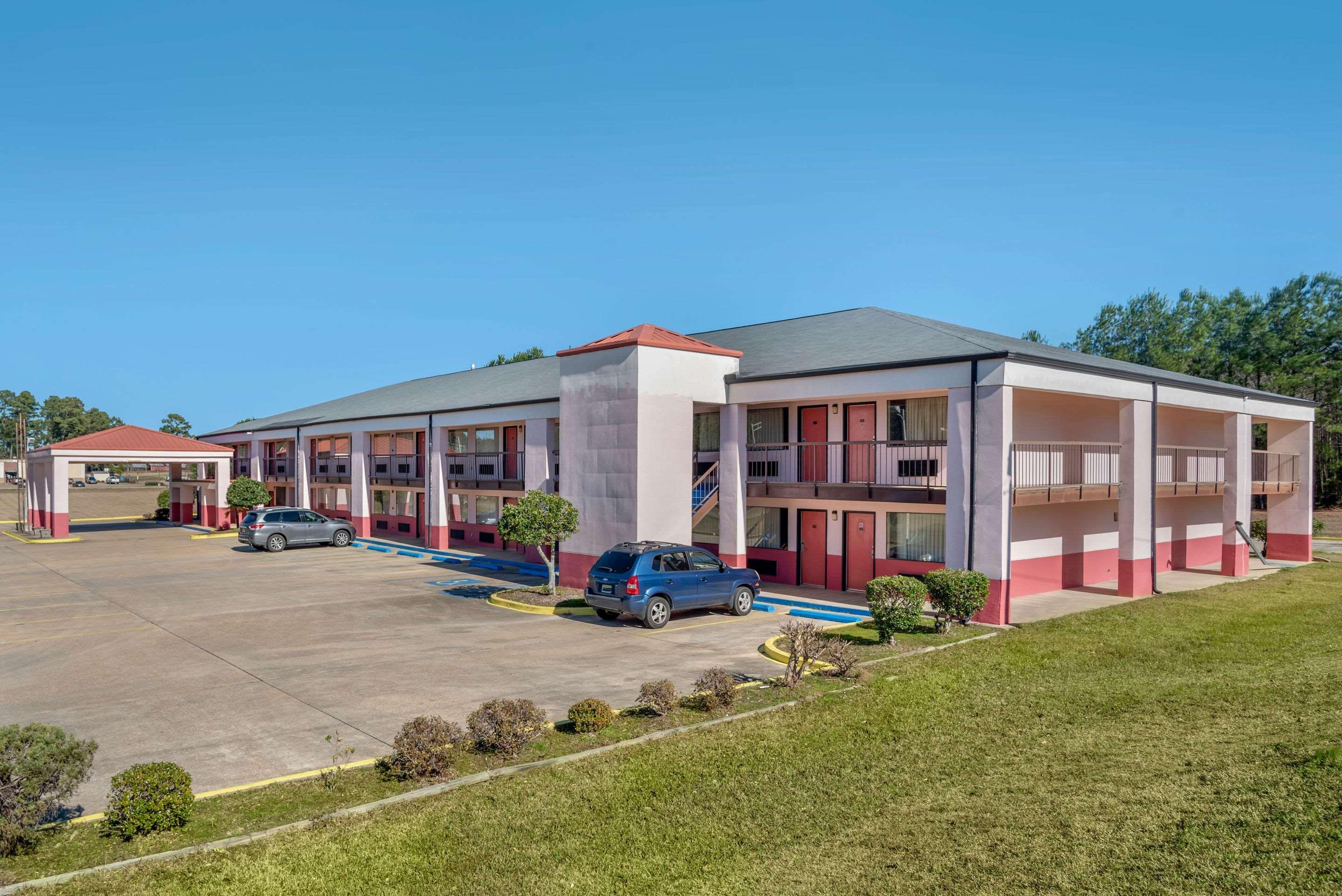 Econo Lodge Inn & Suites Forest Екстериор снимка