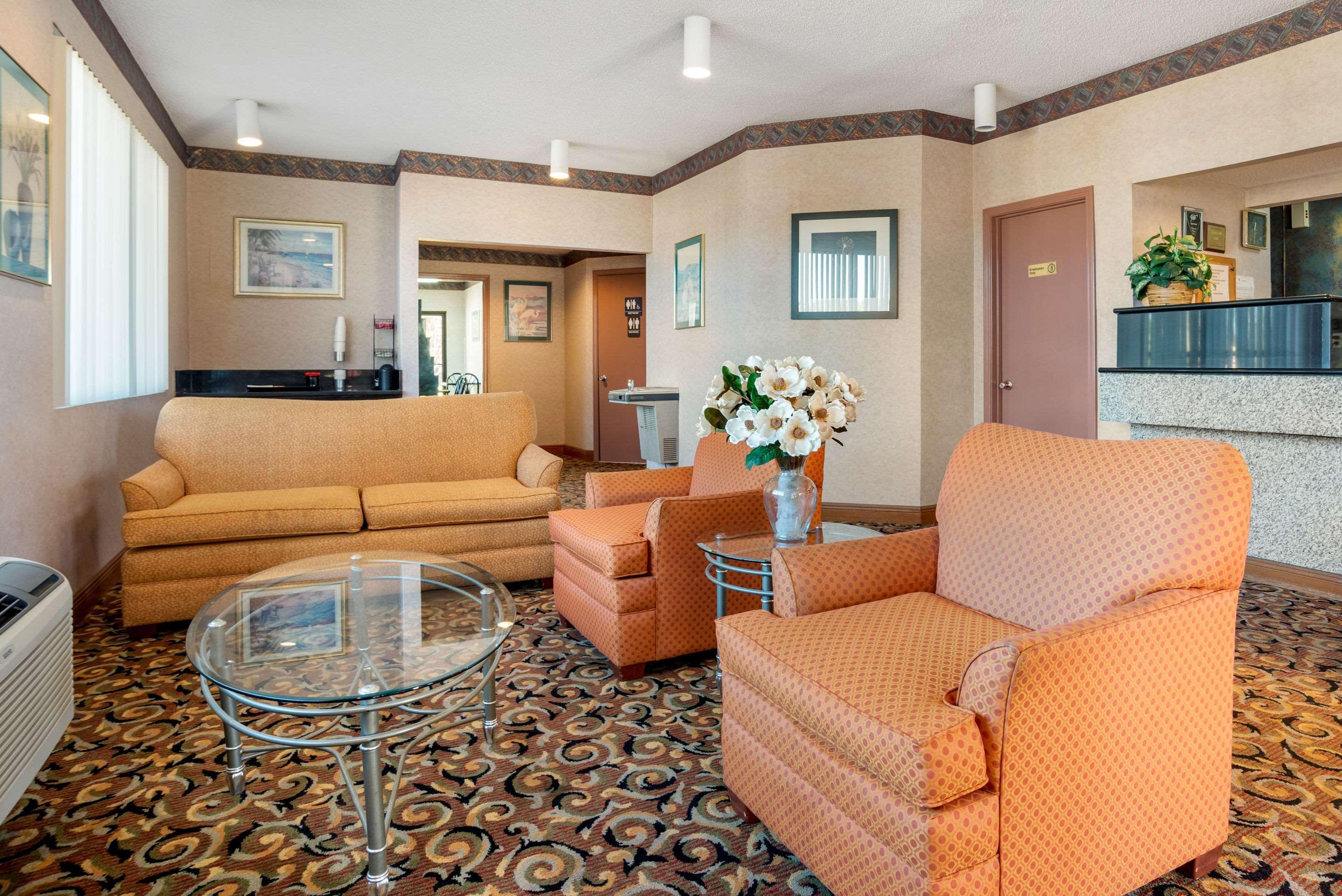 Econo Lodge Inn & Suites Forest Екстериор снимка