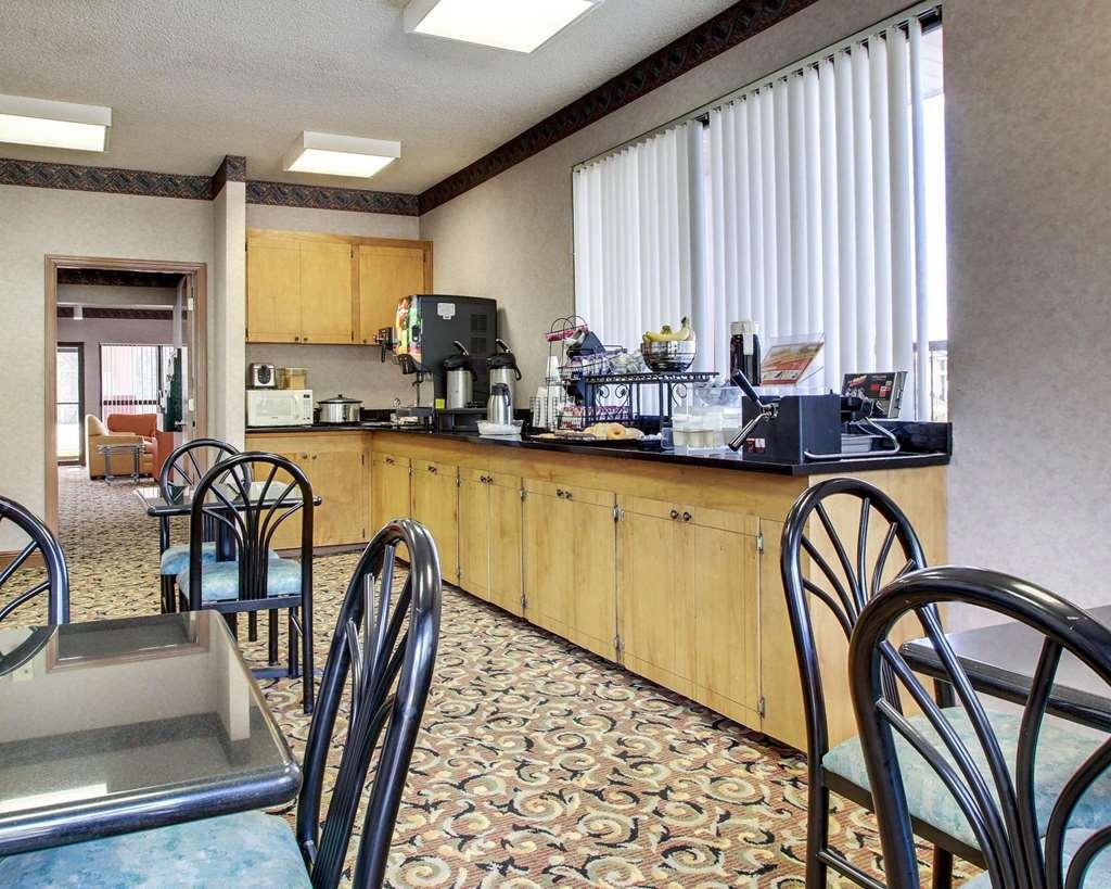 Econo Lodge Inn & Suites Forest Ресторант снимка