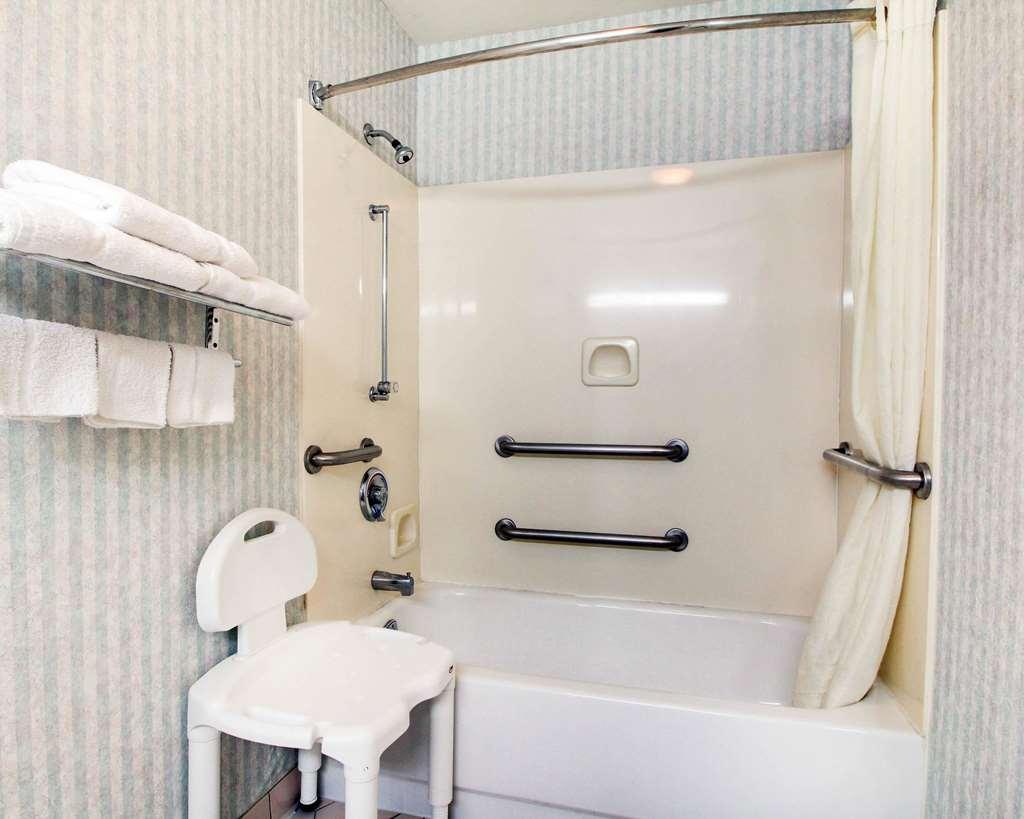 Econo Lodge Inn & Suites Forest Стая снимка