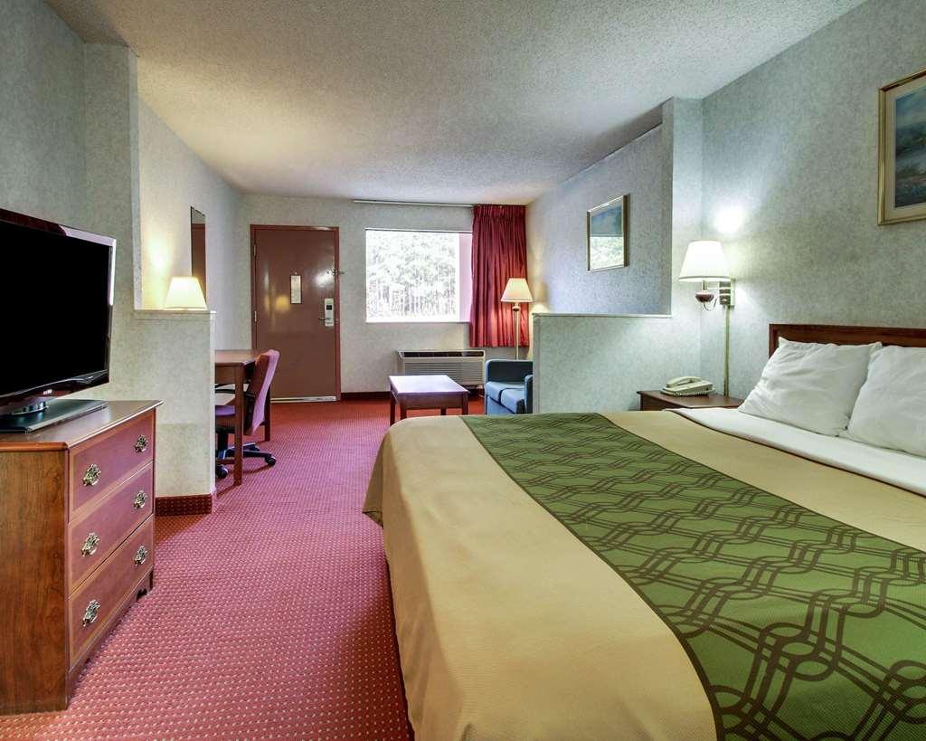 Econo Lodge Inn & Suites Forest Стая снимка