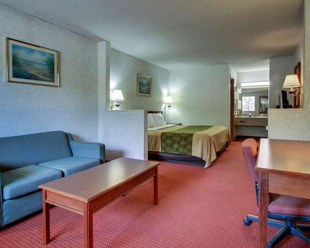 Econo Lodge Inn & Suites Forest Стая снимка