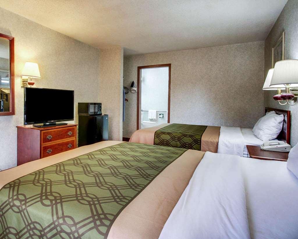 Econo Lodge Inn & Suites Forest Стая снимка