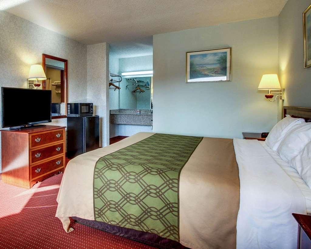 Econo Lodge Inn & Suites Forest Стая снимка