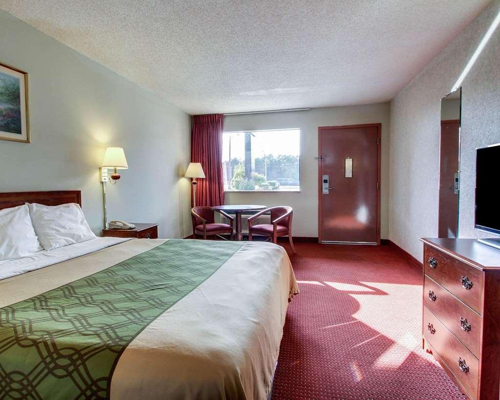 Econo Lodge Inn & Suites Forest Стая снимка